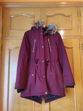 Abrigo C&A Morado/ Burdeos con Capucha y Pelo