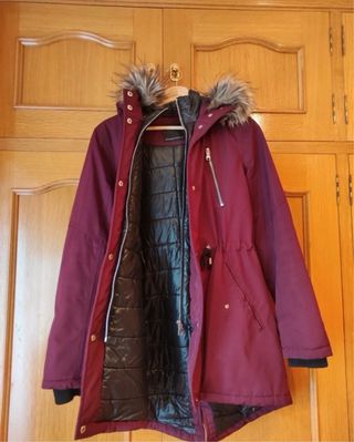 Abrigo C&A Morado/ Burdeos con Capucha y Pelo