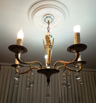 Lámpara de bronce dorada con cristales