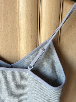 Top gris de tirantes