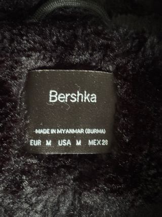 Cazadora pelo Bershka negra, capucha y cremallera