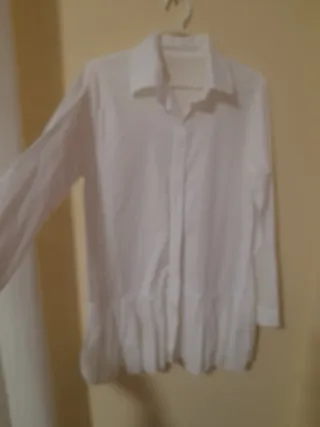 Camisa larga blanca con plisado