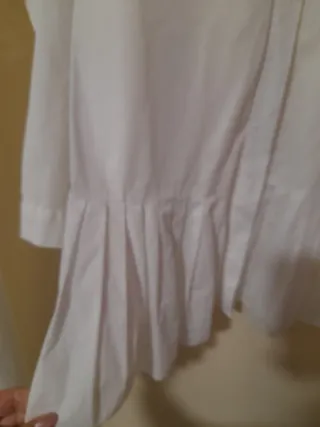 Camisa larga blanca con plisado