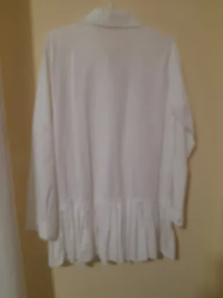 Camisa larga blanca con plisado