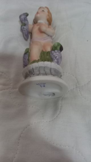 Statuina angioletto con uva N