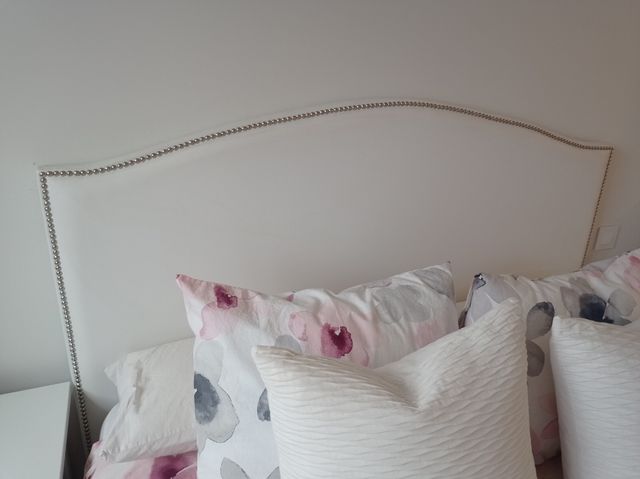 Cabecero blanco polipiel con tachuelas