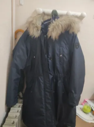 Parka azul con capucha y pelo
