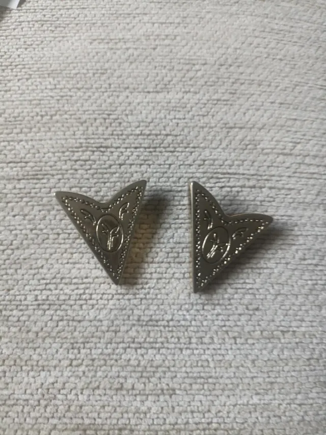 Punteras doradas para cuello de camisa