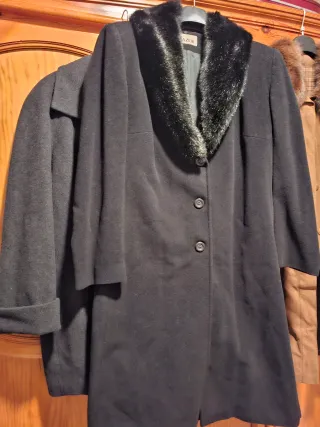Abrigo gris oscuro Talla 52 con Cuello Peludo