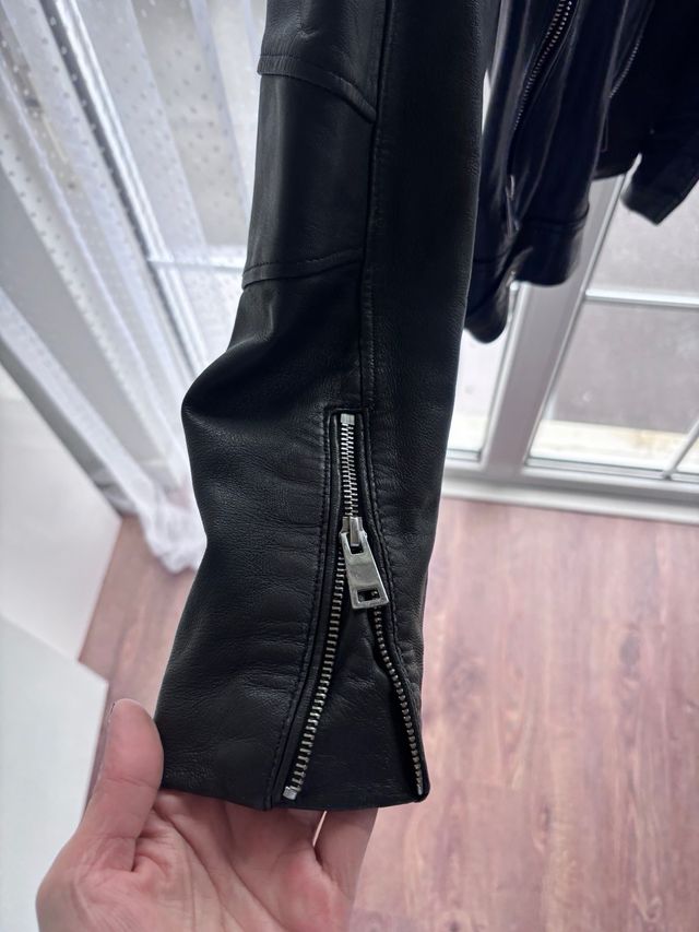 Cazadora de piel negra