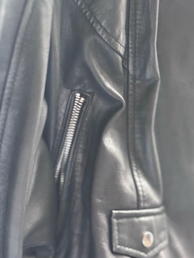 Cazadora de piel negra