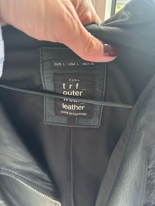 Cazadora de piel negra