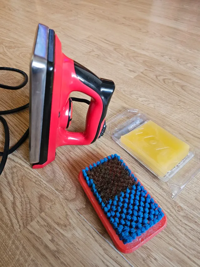 Plancha Vola para encerar esquís + cepillo + cera