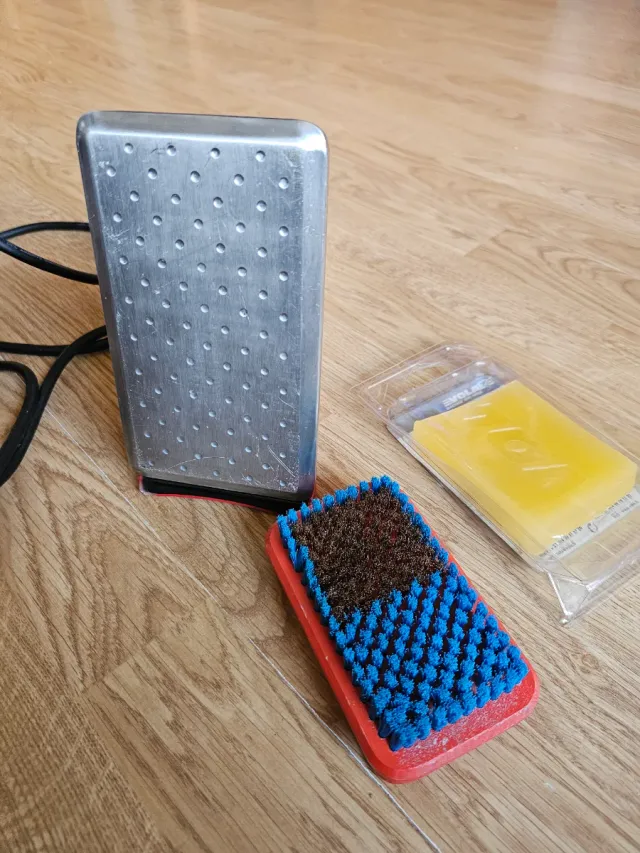 Plancha Vola para encerar esquís + cepillo + cera