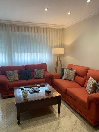 Conjunto de sofás de tela y madera