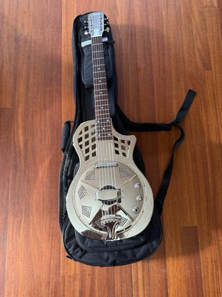 Guitarra Resonadora Electroacústica marca Johnson.