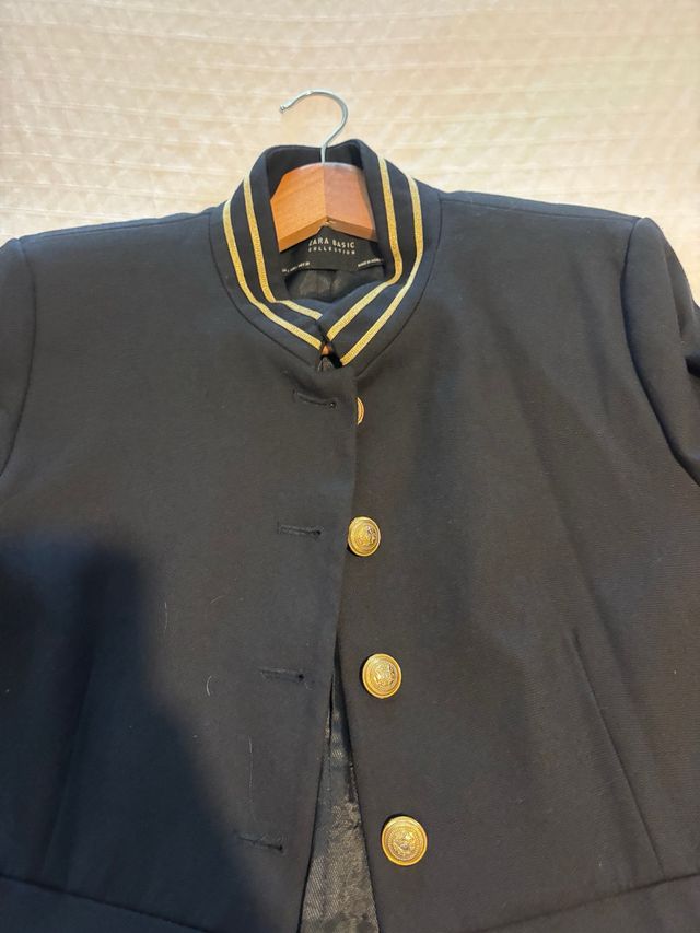 Levita Zara Negra con Detalles Dorados