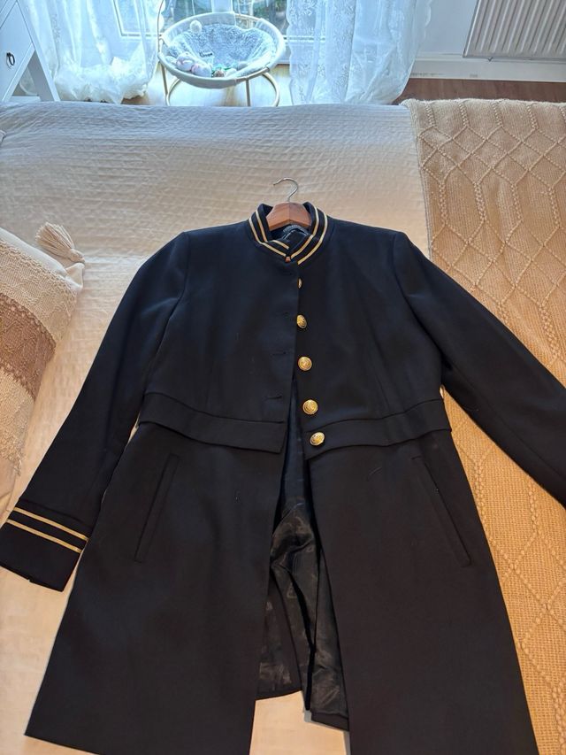 Levita Zara Negra con Detalles Dorados