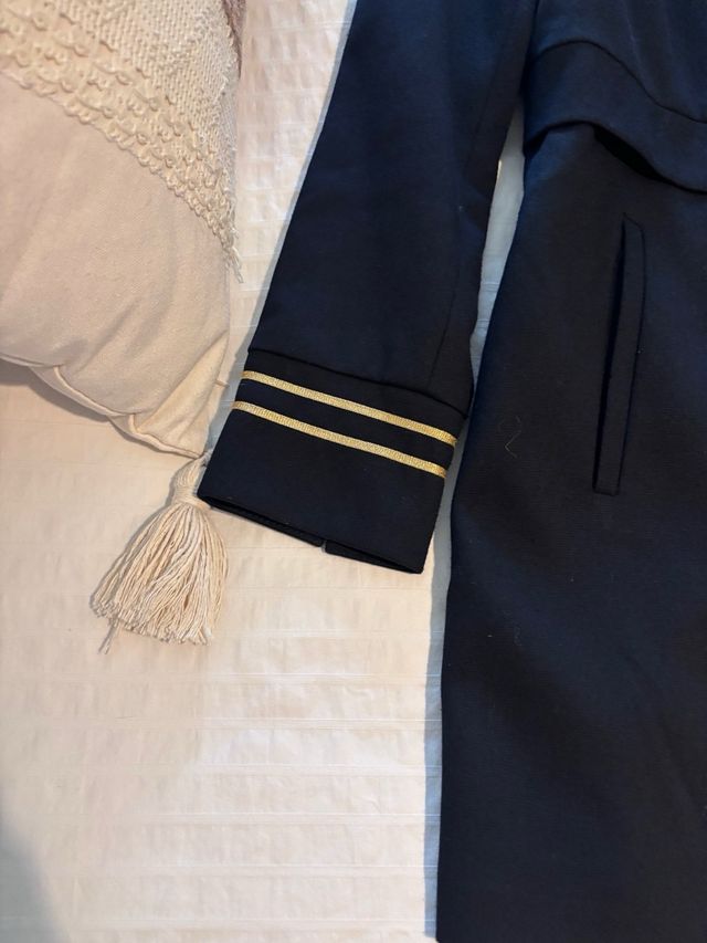 Levita Zara Negra con Detalles Dorados