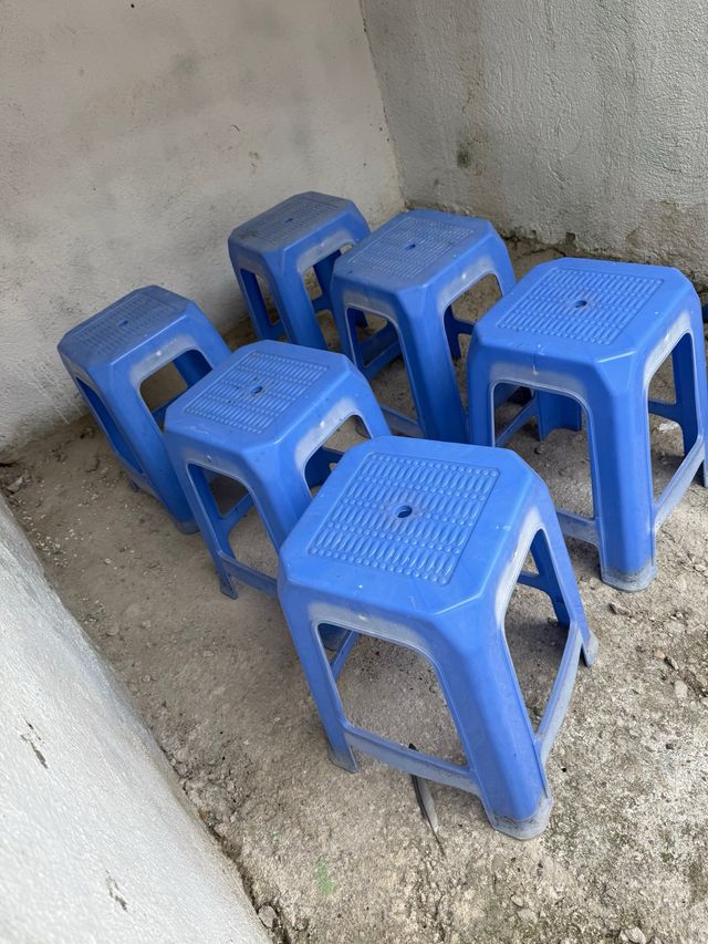 Lote de 6 taburetes azules de plástico