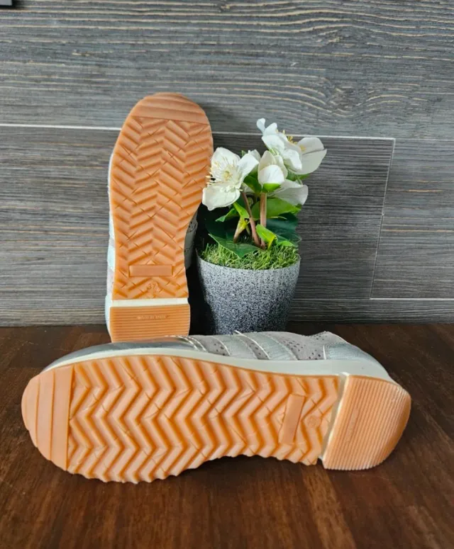 Zapatos grises y plateados