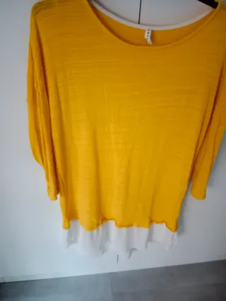 Camiseta amarilla con bajo blanco de camisa