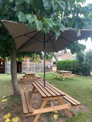 Mesa de picnic de madera marrón +PARASOL