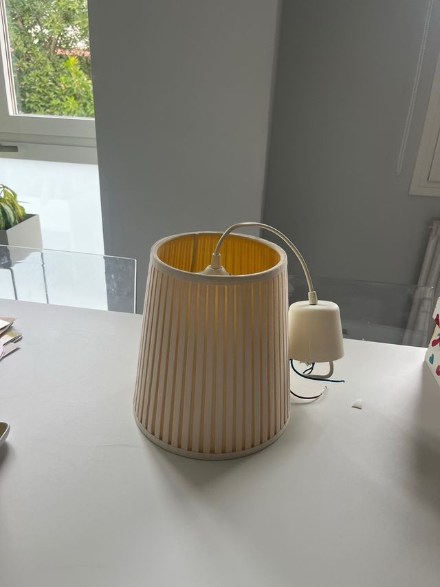 Lámpara de tela beige y amarilla