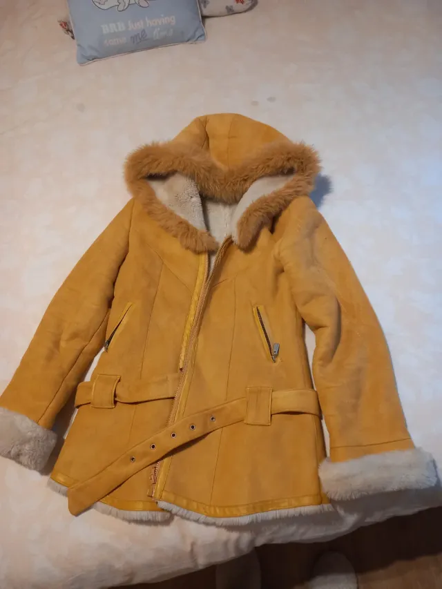 Abrigo cálido con capucha y cinturó