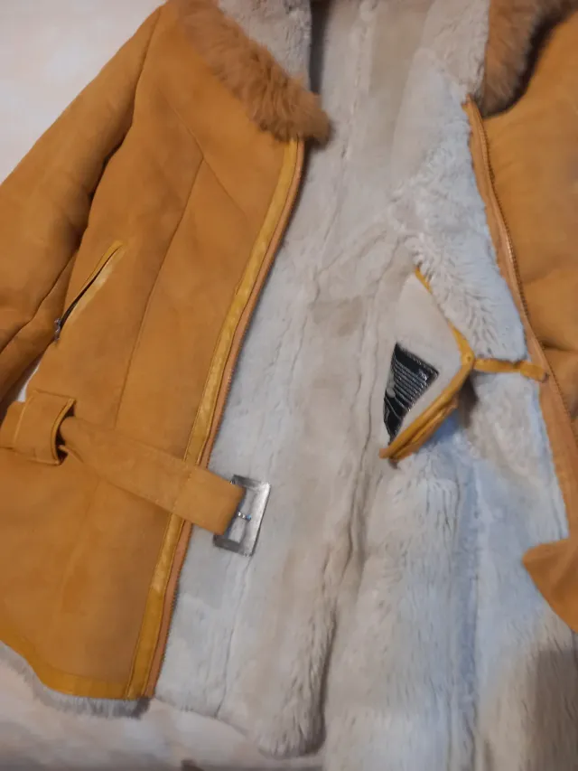 Abrigo cálido con capucha y cinturó