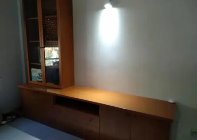 Armario de madera y cristal