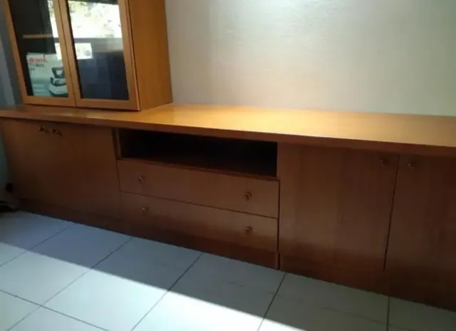 Armario de madera y cristal