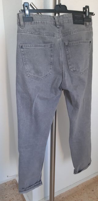 Pantalones vaqueros de cintura alta. Color gris. E