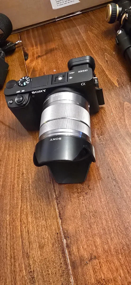 Cámara digital Sony Alpha 6400 con objetivo 18-55.