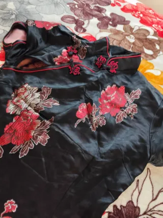Kimono Negro con Flores Rojas