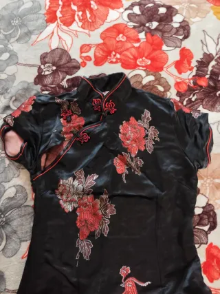 Kimono Negro con Flores Rojas
