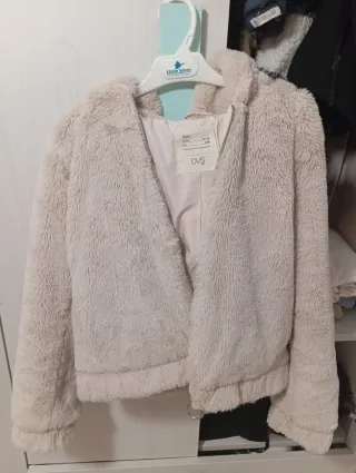 Abrigo de pelo beige con capucha