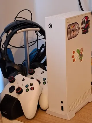 Consola Xbox Series S + 2 mandos + accesorios