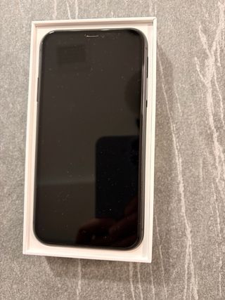 iPhone 11 64GB Negro con cable y cargador