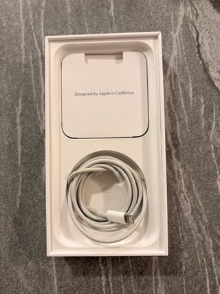 iPhone 11 64GB Negro con cable y cargador