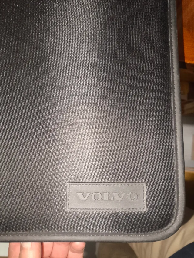Carpeta Volvo Negra