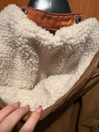 Chaquetón marrón con capucha