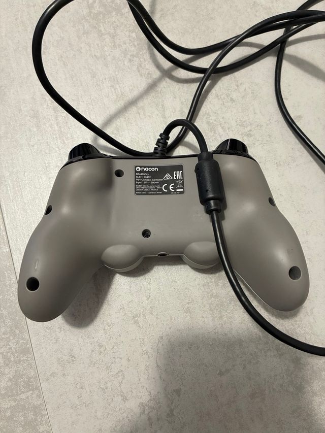 Mando Nacon Compact PS4 Gris con Cable
