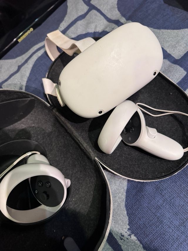 Oculus Quest 2 con funda original