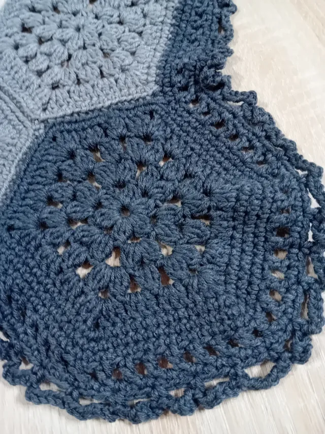 Tappeto esagonale fatto a mano in lana