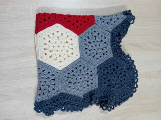 Tappeto esagonale fatto a mano in lana