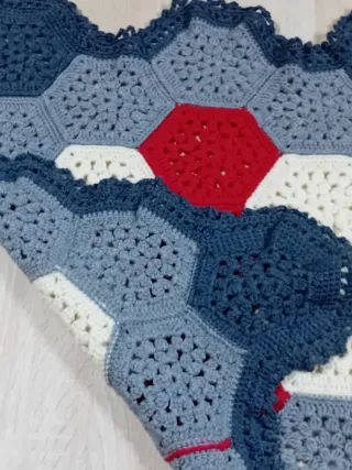 Tappeto esagonale fatto a mano in lana