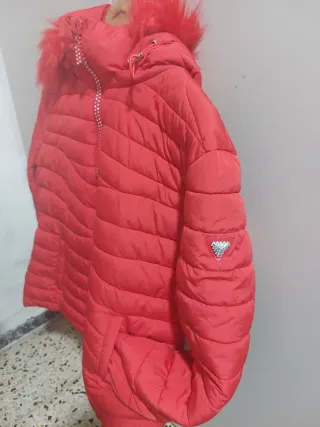 Chaqueta roja con capucha de pelo marca guess