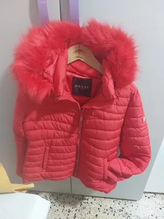 Chaqueta roja con capucha de pelo marca guess