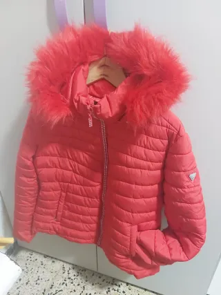 Chaqueta roja con capucha de pelo marca guess